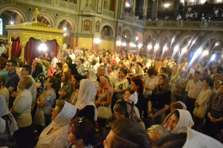 Mii de credincioși la Praznicul de Sfânta Maria, la Catedrala Mitropolitană din Timișoara-VIDEO