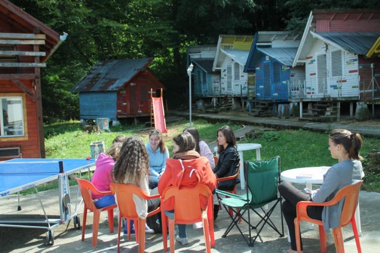 Taberele unde telefonul mobil este interzis copiilor. Cât plătesc părinții