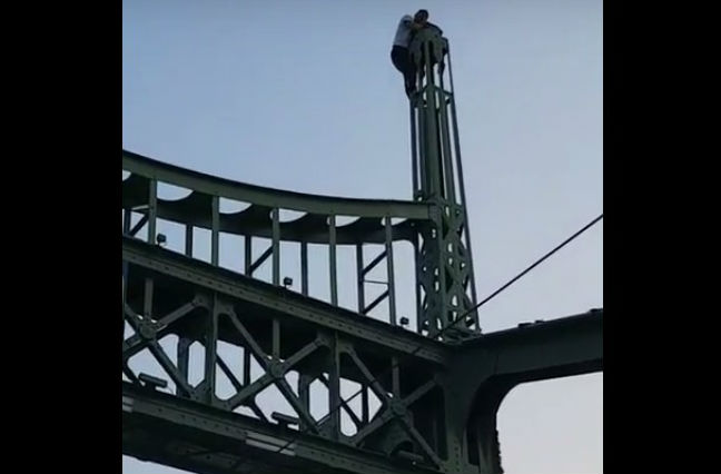 Un bărbat s-a urcat pe un pod și amenință că își va lua zilele! Ce a cerut pentru a renunța la tentativa de suicid