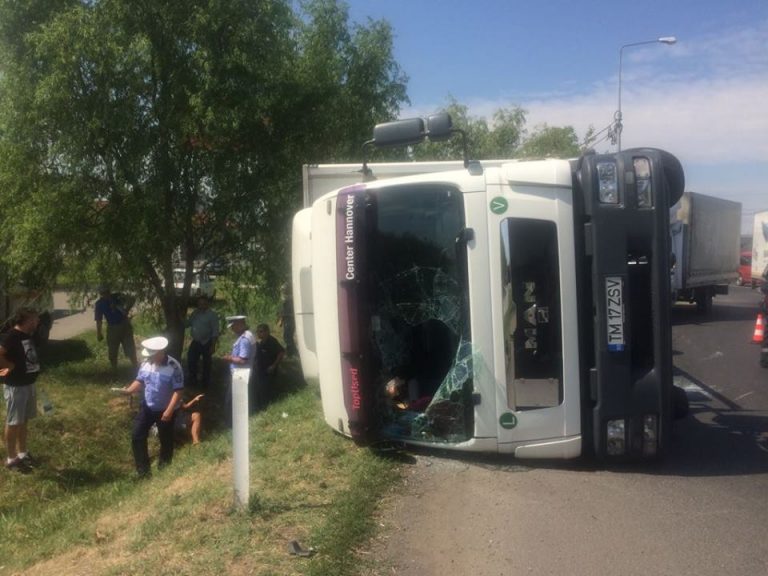 A uitat ce are în spate! Un TIR s-a răsturnat la Ghiroda