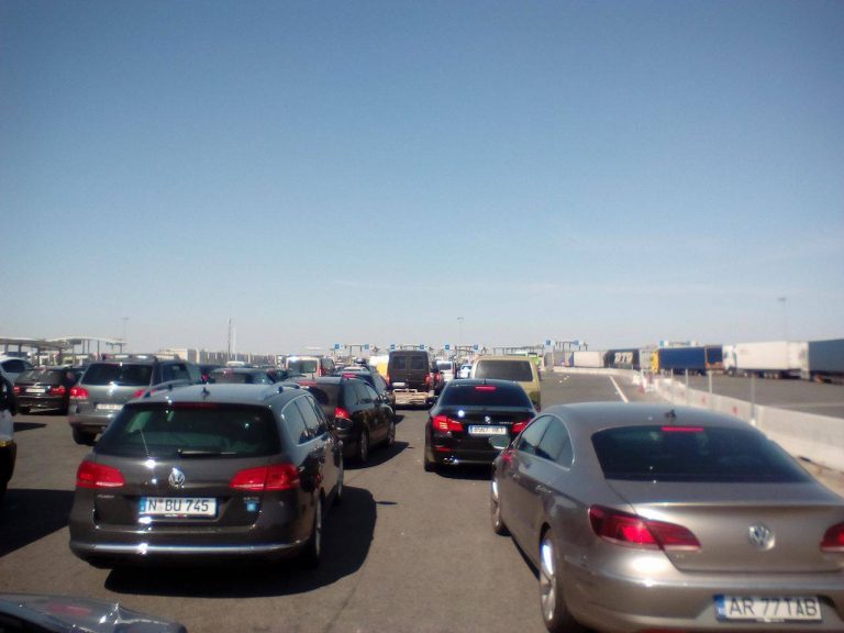 Românii se întorc la muncă în străinătate! Coloane de mașini la frontierele din vest