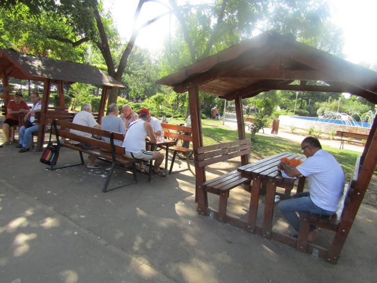 O zi de cod roșu, în cartierul Dacia. Cum înfruntă timișorenii canicula, între betoanele orașului