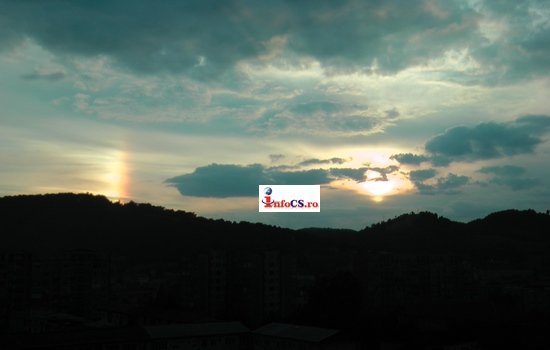 Fenomen uimitor la Reșița. Ce a apărut pe cer, la apusul soarelui!