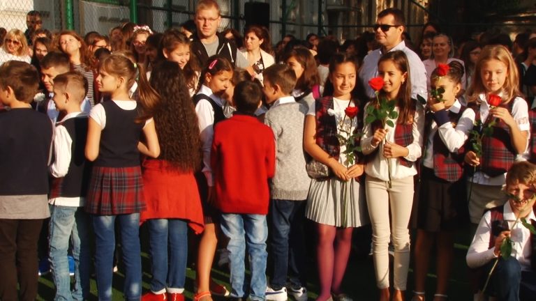 Milioane de elevi încep școala, astăzi. Președintele Klaus Iohannis și Ministrul Educației, așteptați la festivitățile de deschidere