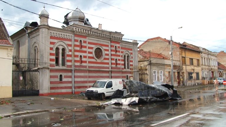 Lăcașele de cult suferă împreună în fața stihiilor (foto)