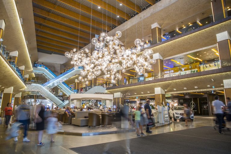 Târg de antichități și teatru de păpuși, în week-end, la Iulius Mall