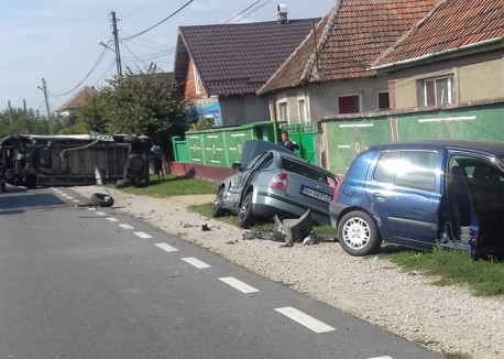 S-au ciocnit ca bilele de biliard! Patru autovehicule, implicate într-un accident rutier pe DN1. Foto