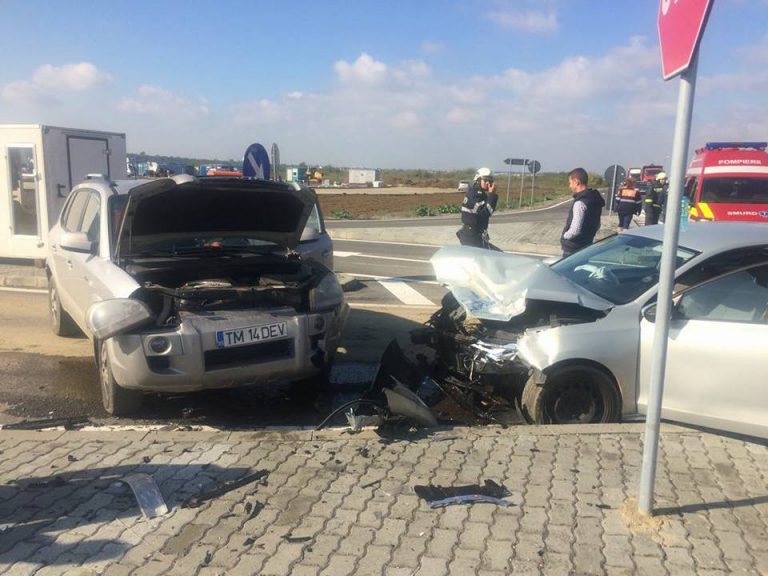 Cinci victime, după ce trei mașini s-au ciocnit pe Calea Lugojului, la Timișoara! Foto