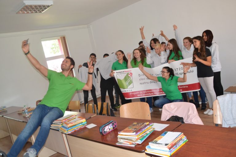 Voluntarii verzi de la Smithfield ajută comunitățile locale să aducă elevii „Din nou la școală”!