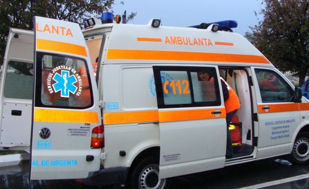 Tânăr bolnav cărat pe brațe, pentru că ambulanța nu a putut intra pe stradă din cauza noroiului VIDEO