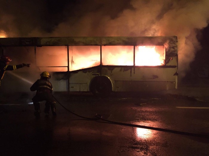 Autobuz mistuit de flăcări, în vestul țării! Foto