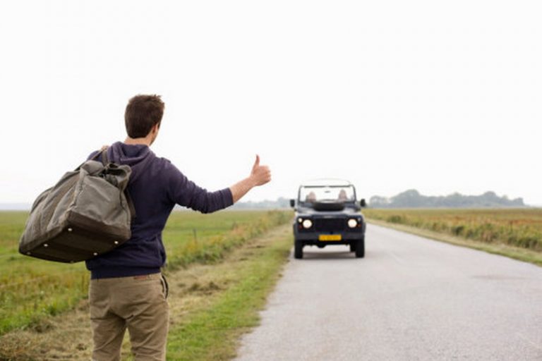 Nu luaţi la ocazie persoane necunoscute! Ce a pățit un șofer italian în România