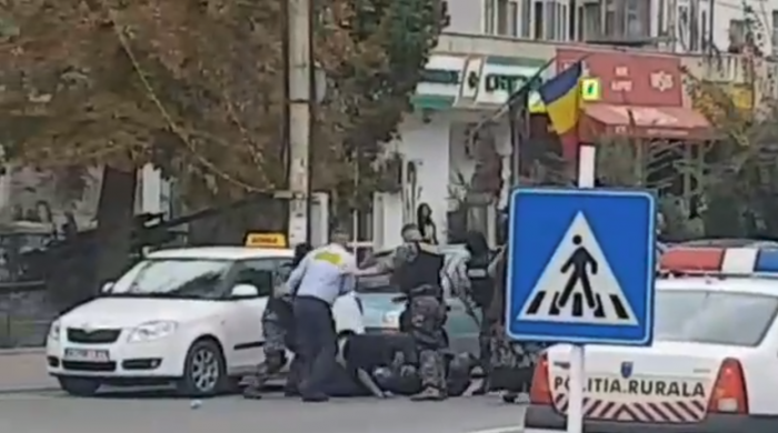 Război cu focuri de armă, topoare și jandarmi, într-o localitate din România (video)