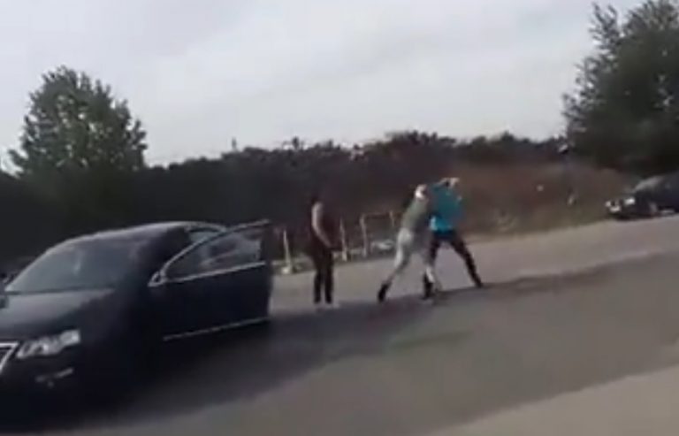 Pus la pământ dintr-un pumn. Doi șoferi s-au luat la bătaie după o șicanare în trafic