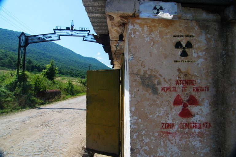 Pericol de contaminare radioactivă la două mine din Caraş Severin