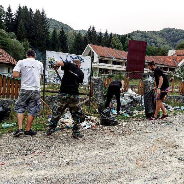 Suporterii alb-violeţi şi ASU Politehnica Timișoara curăţă Poiana Mărului de urmele „civilizaţiei”