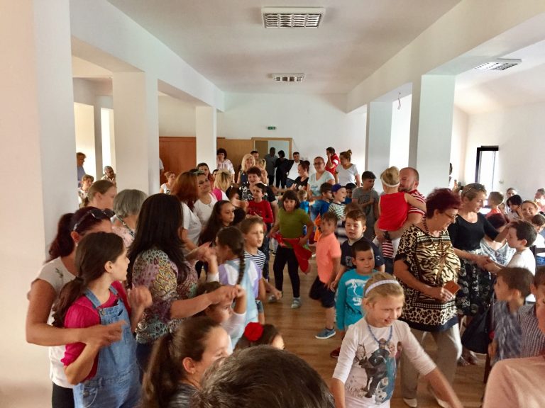 Zeci de copii din Timişoara se bucură de ghiozdane şi rechizite la început de an şcolar