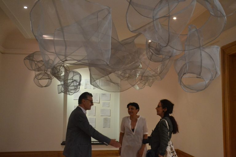 Marina Bejan împacă greul cu ușorul, josul cu susul și piatra cu norul