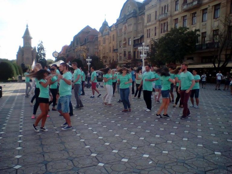 Flashmob în centrul Timişoarei în sprijinul copiilor cu nevoi speciale