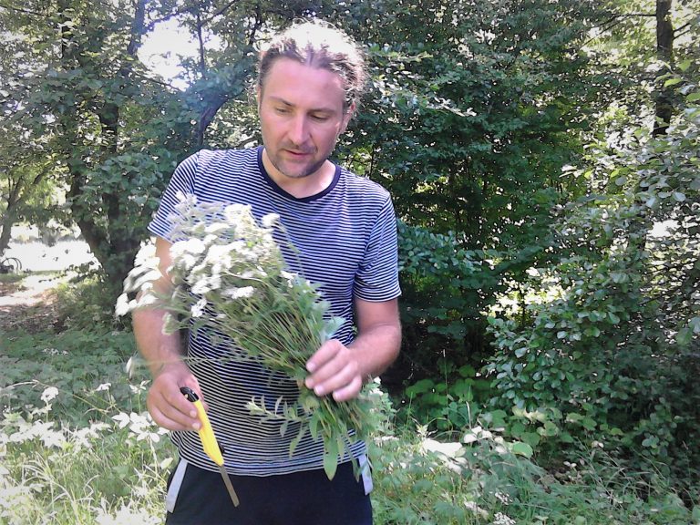 „Poezia e superputerea mea”. Interviu cu scriitorul Ștefan Manasia