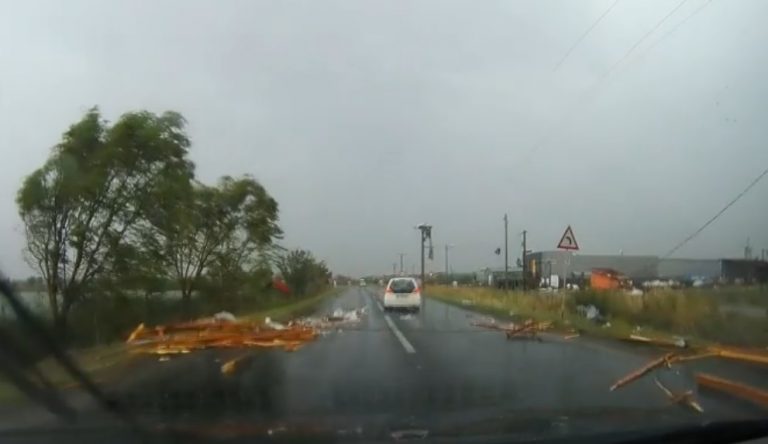 Daune majore pe drumurile naţionale din vest, după furtuna violentă