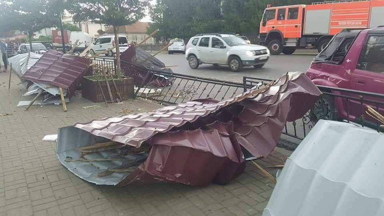 Pagube însemnate și o persoană rănită în Caraș-Severin, după furtuna de duminică