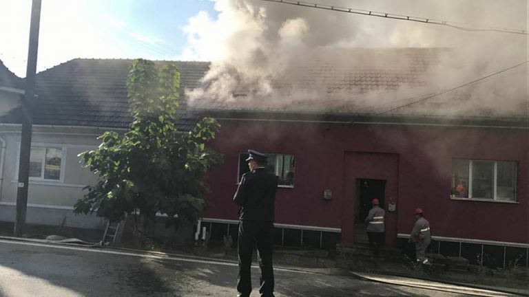 Casa unui cunoscut om din Reșița a fost cuprinsă de flăcări! Foto