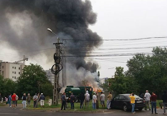 Incendiu cu flăcări înalte de câțiva metri pe Calea Torontalului ! Foto