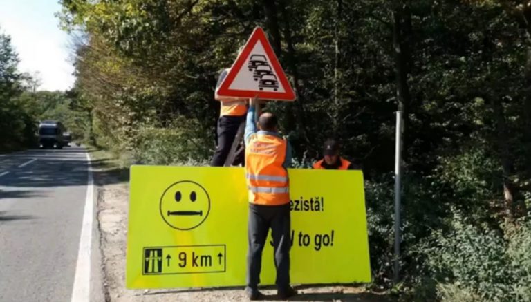 Direcția Regională de Drumuri Timișoara se ține de glume. Vezi ce indicatoare a montat (video)