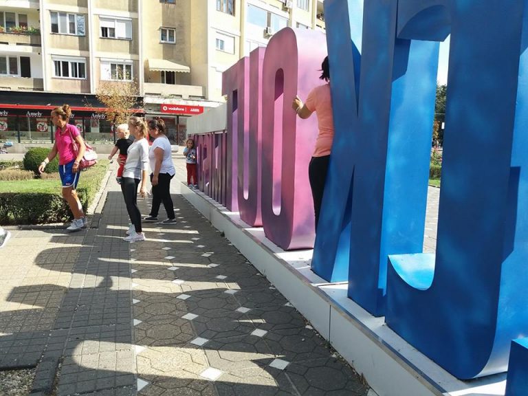 Kitschul se lăfăie în Piața Operei pe post de simbol al tineretului. Foto