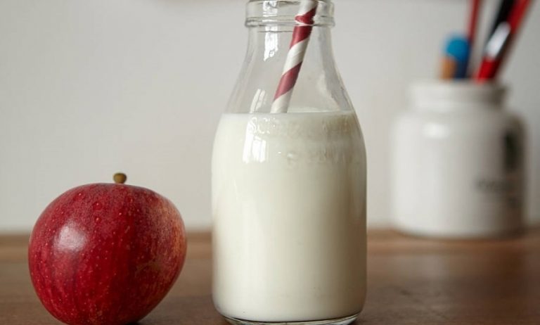 Cei peste 58.000 de elevi din Timiş vor fi serviți cu fructe, lapte și corn, în 2017 -2018