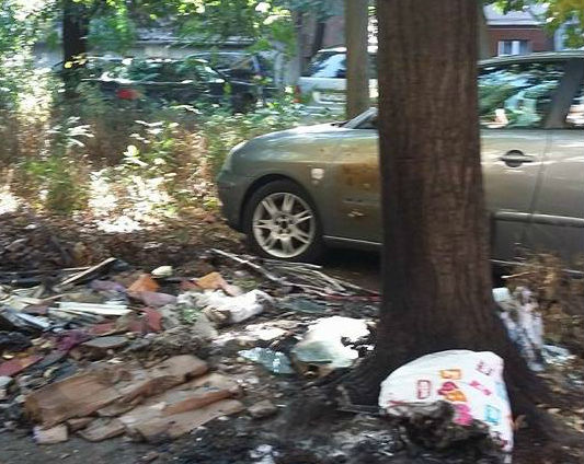 Incendiu în zona centrală a Timișoarei! Mașini avariate după ce un morman de gunoaie a luat foc. Foto