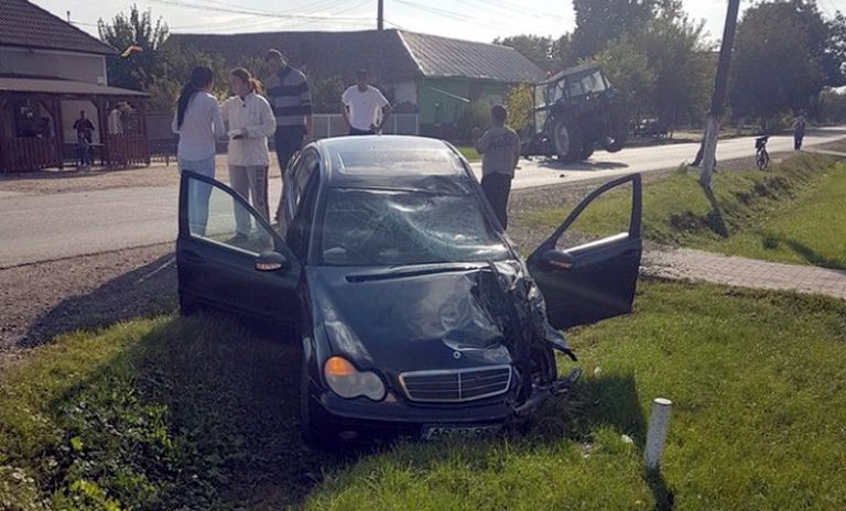 Mercedes vs tractor. Teribil impact în județul Arad