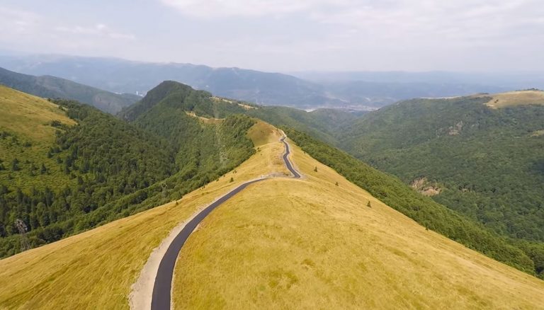 Drumul spectaculos care traversează crestele munților și ajunge la cota 1.700 m, finalizat pe jumătate. Video