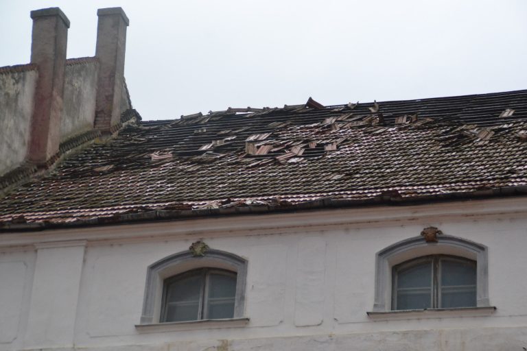 5.000 de lei pentru fiecare familie afectată de furtună. De unde vine ajutorul nesperat, în timp ce asiguratorii ,,se spală pe mâini”