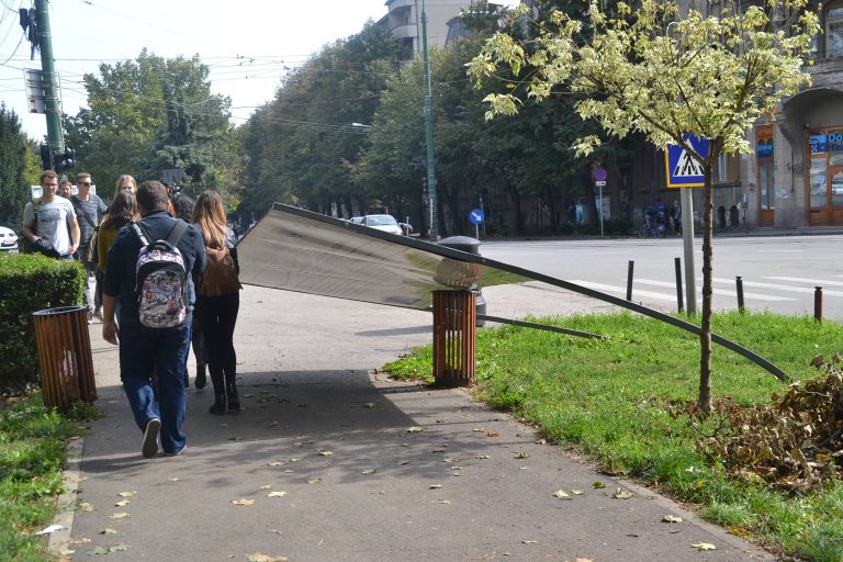 Drobul de sare ce stă să cadă nu este văzut de autorități. Foto-video