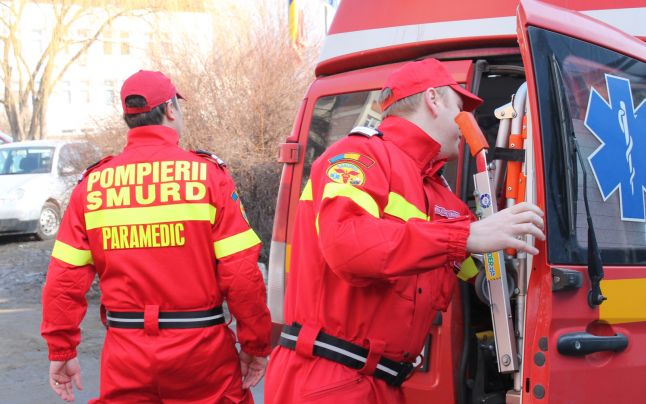 Sirene şi girofaruri în curtea Serviciului de Ambulanţă – paramedicii au protestat şi la Arad