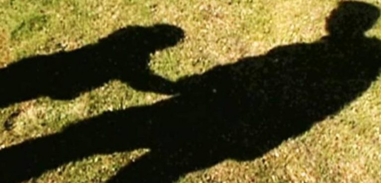 Suspiciuni de viol în Peciu Nou. Un bărbat ar fi molestat o copilă de 5 ani