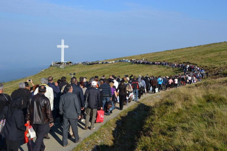 Icoanele făcătoare de minuni ale Maicii Domnului ajung la Muntele Mic, de Înălțarea Sfintei Cruci