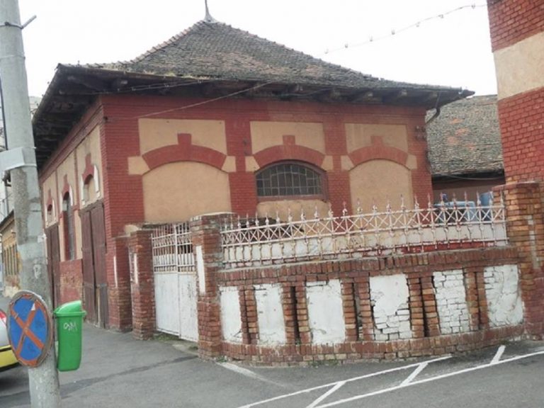 Cine-i salvează pe salvatori? Cazarma pompierilor din Iosefin – monument istoric ce stă să cadă