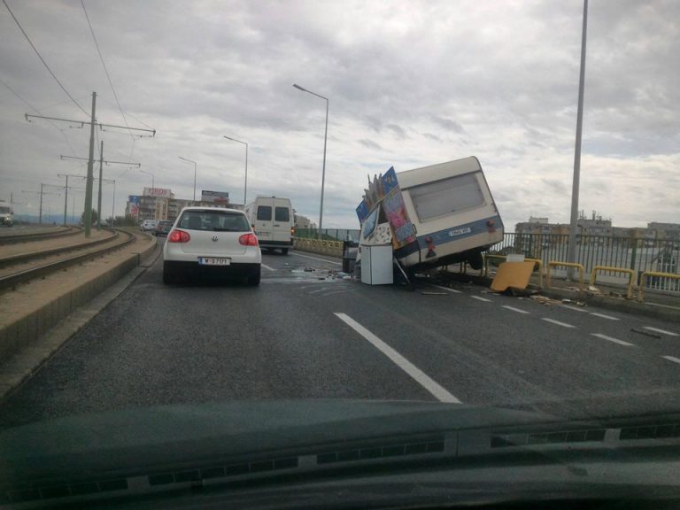 Rulotă cu înghețată, în dezechilibru pe șosea. Ce s-a întâmplat! Foto