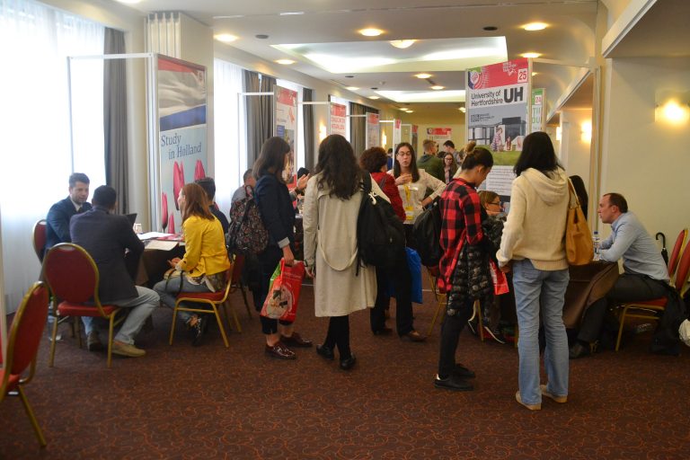 Tinerii au mers la târg să-și aleagă câte o școală. Cei mai mulți au împăcat socoteala de acasă cu cea din târg