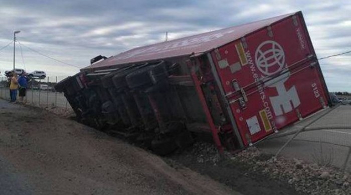 Ce făcea șoferul acestui TIR cu câteva secunde înainte de a se răsturna