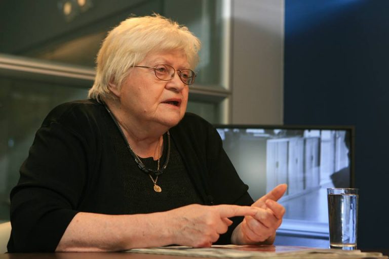 În această dimineaţă un politician a trecut la cele veşnice