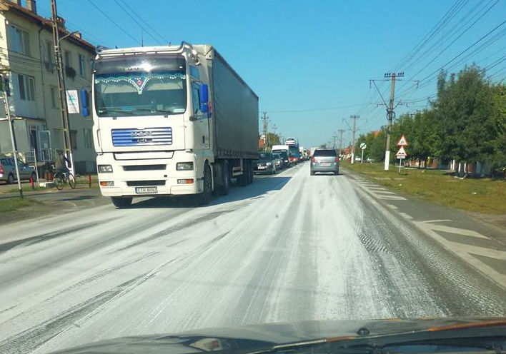Șosea albă, mașini distruse! Ce s-a întâmplat după un accident în lanț, în vestul țării