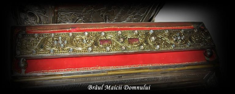 Credincioșii din Banat pot atinge Brâul Maicii Domnului, care ajunge la o mănăstire din Timiș