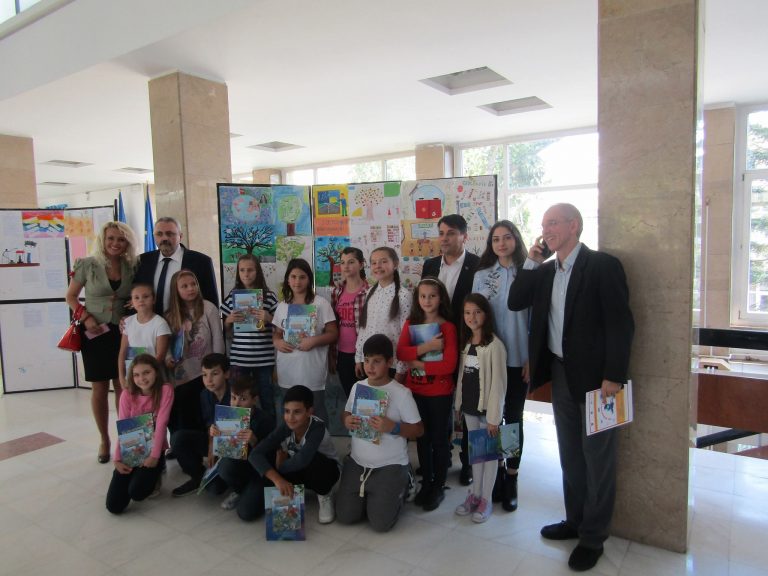 Ziua Internaţională a Educaţiei marcată și la Timişoara! Au fost celebrați peste 200 de profesori din Timiș, aflați la final de carieră – Foto+video