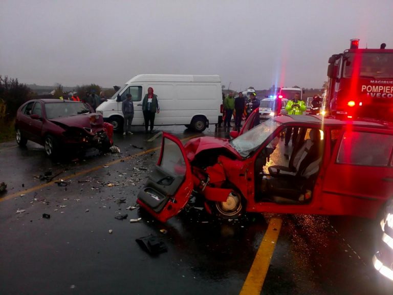 Accident teribil pe șosea, cu victime, în urma unui impact frontal dintre două mașini. Foto