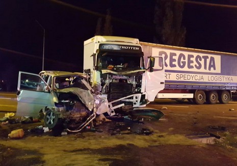 Accident foarte grav în vestul țării. Un TIR s-a izbit de un microbuz. Video