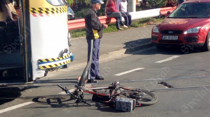 Tânăr biciclist, grav rănit după ce a fost lovit de tramvai!